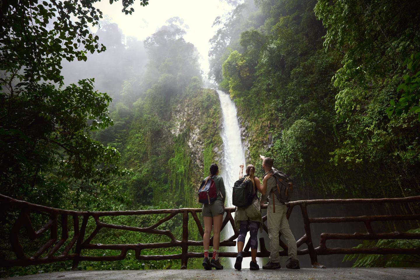 Persone che guardano una cascata nella giungla