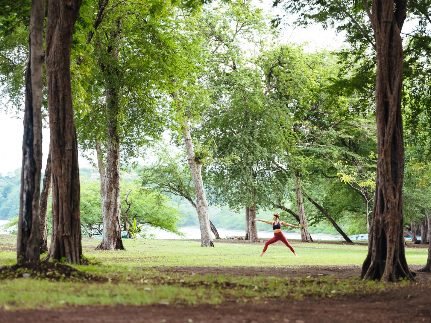 Donna che fa yoga nel parco