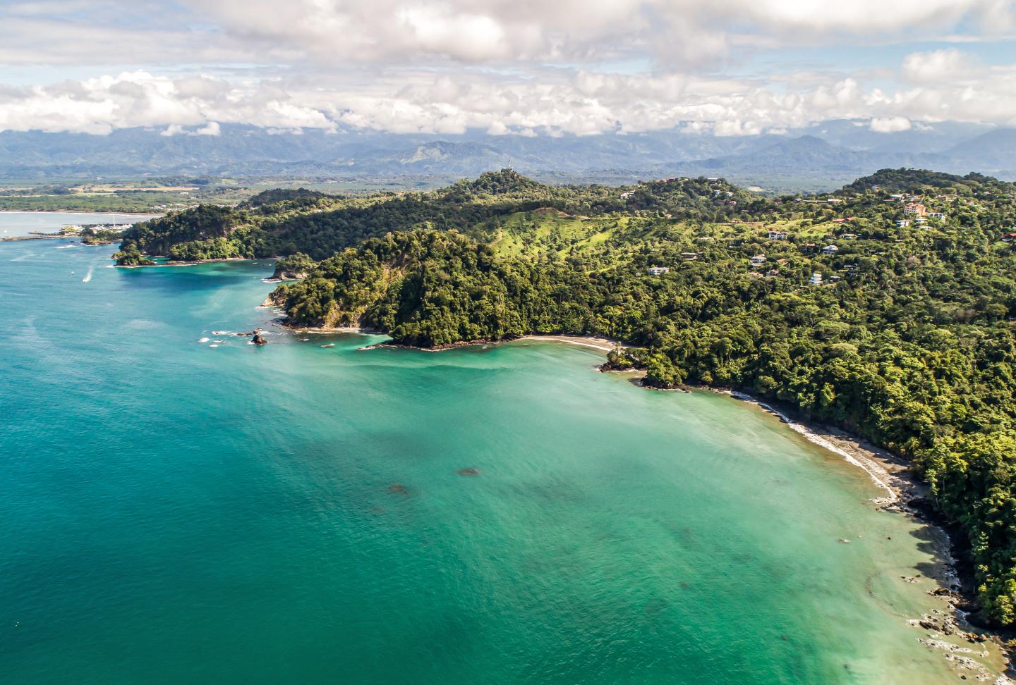 Vista aerea della spiaggia tropicale di Biesanz e della costa vicino al parco nazionale Manuel Antonio, Costa Rica