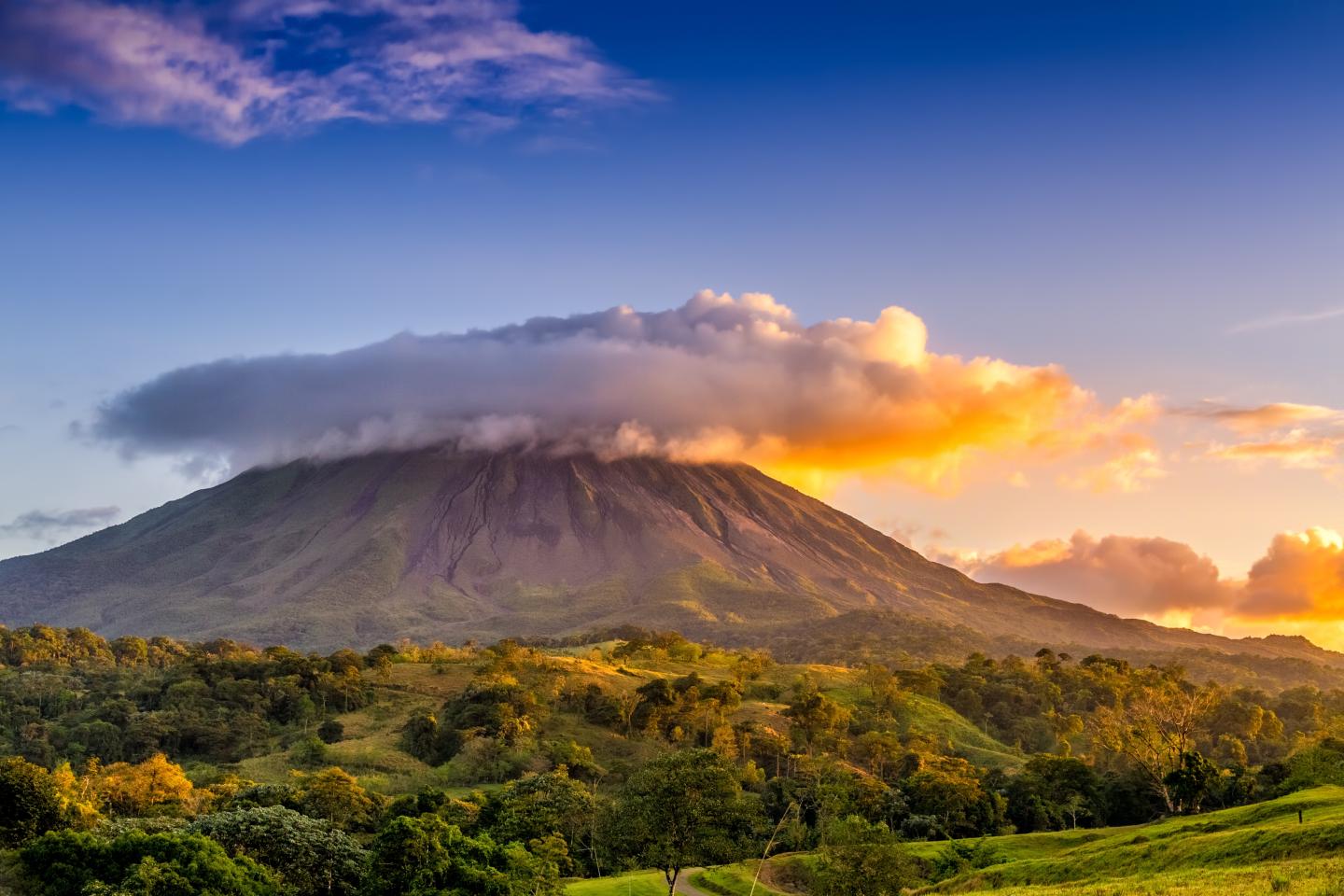 Il vulcano Arenal sotto le nuvole