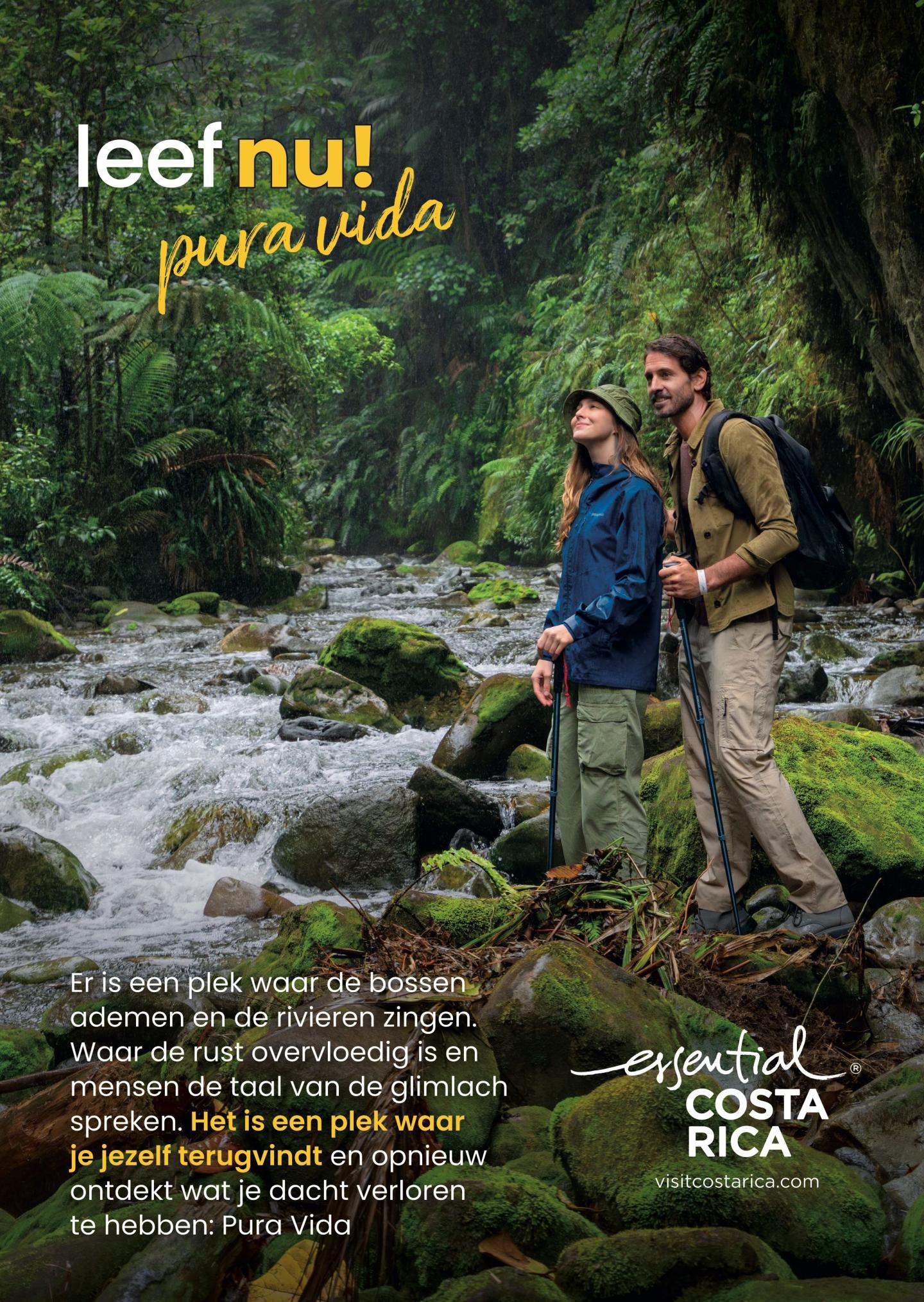 Annuncio con foto di due escursionisti in una rigogliosa foresta pluviale vicino a un fiume impetuoso, in piedi su rocce ricoperte di muschio. Titolo: «Vivi il presente!» epura vida». Il testo descrive foreste che respirano, fiumi che cantano e il ritrovamento di sé stessi. Logo: «Esencial Costa Rica, visitcostarica.com.