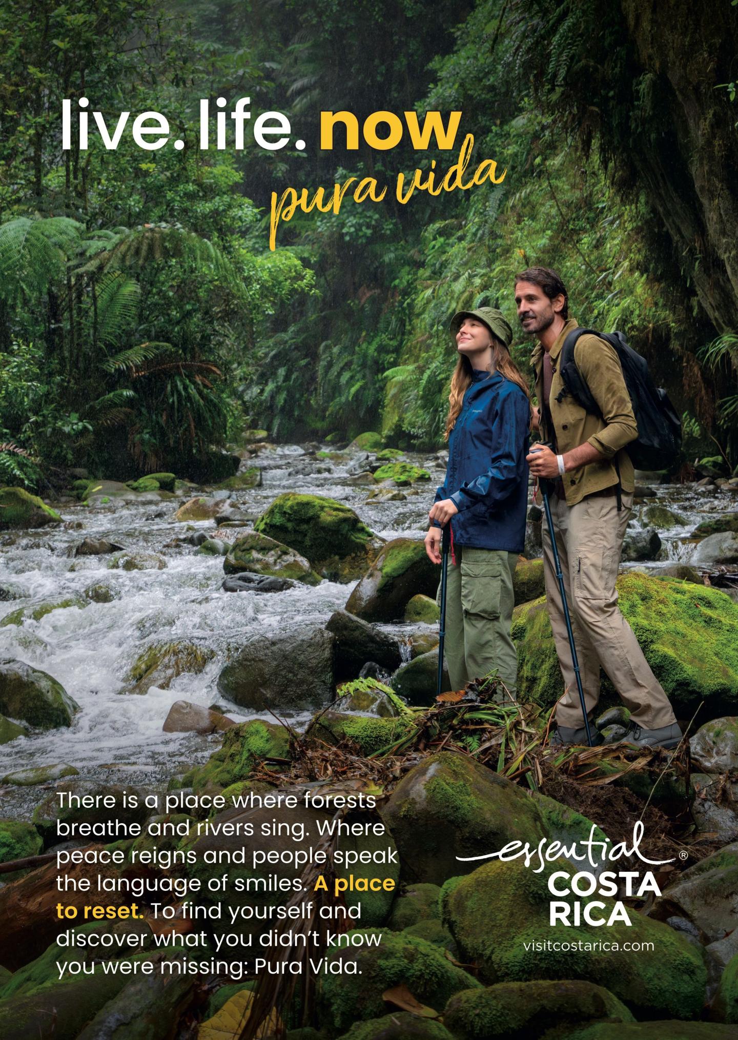 Pubblicità che ritrae due escursionisti in piedi su rocce ricoperte di muschio accanto a un fiume in una rigogliosa foresta pluviale. Titolo: «live.life.now» epura vida». Il testo descrive foreste che respirano, fiumi che cantano e l’occasione per ricominciare da capo. Logo: «esencial Costa Rica, visitcostarica.com.