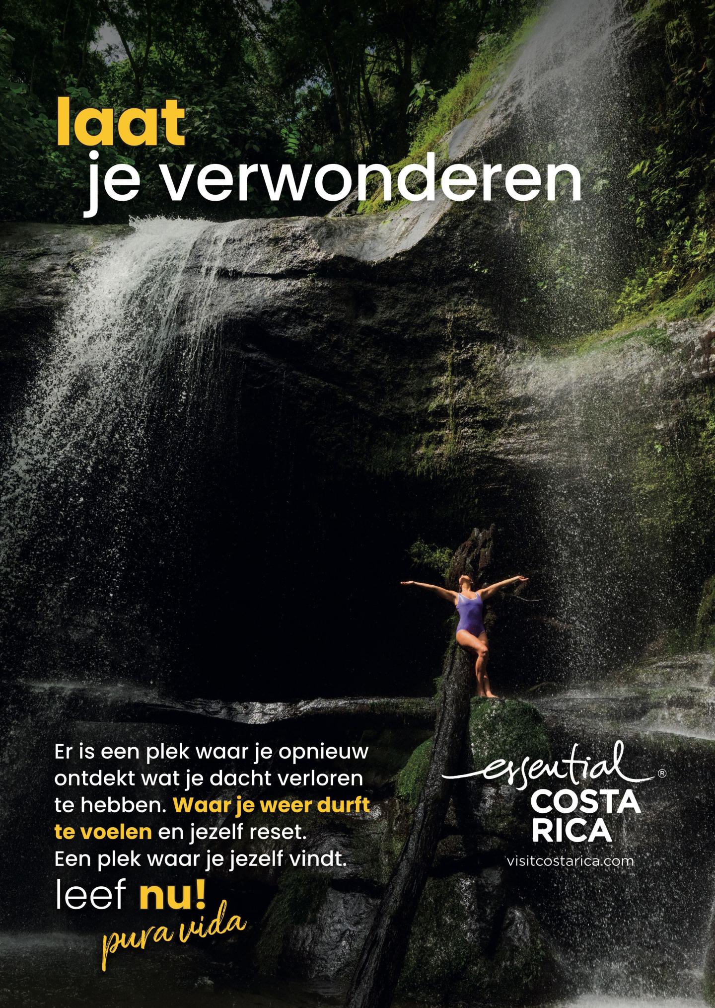 Annuncio con foto di una cascata in una rigogliosa foresta pluviale; una persona è in piedi su un tronco d'albero davanti alla cascata con le braccia aperte. Titolo: «Lasciati stupire». Logo: «esencial Costa Rica, visitcostarica.com.