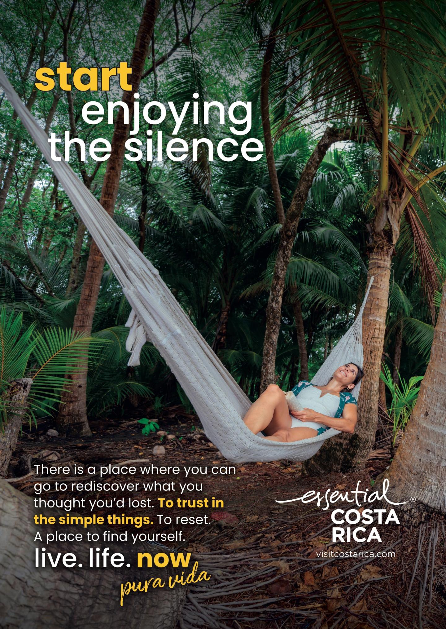Pubblicità che mostra una donna che si rilassa su un'amaca tra le palme in un paesaggio tropicale. Titolo: «Inizia a goderti il silenzio». Marchio: «esencial Costa Rica, visitcostarica.com.